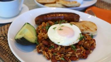 Receta de arepas gourmet enriquecidas con huevo y queso