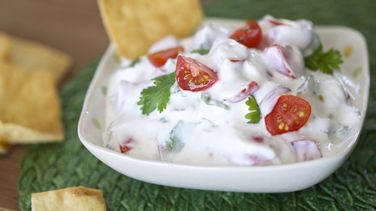 Yogur griego salado con tomate seco y orégano