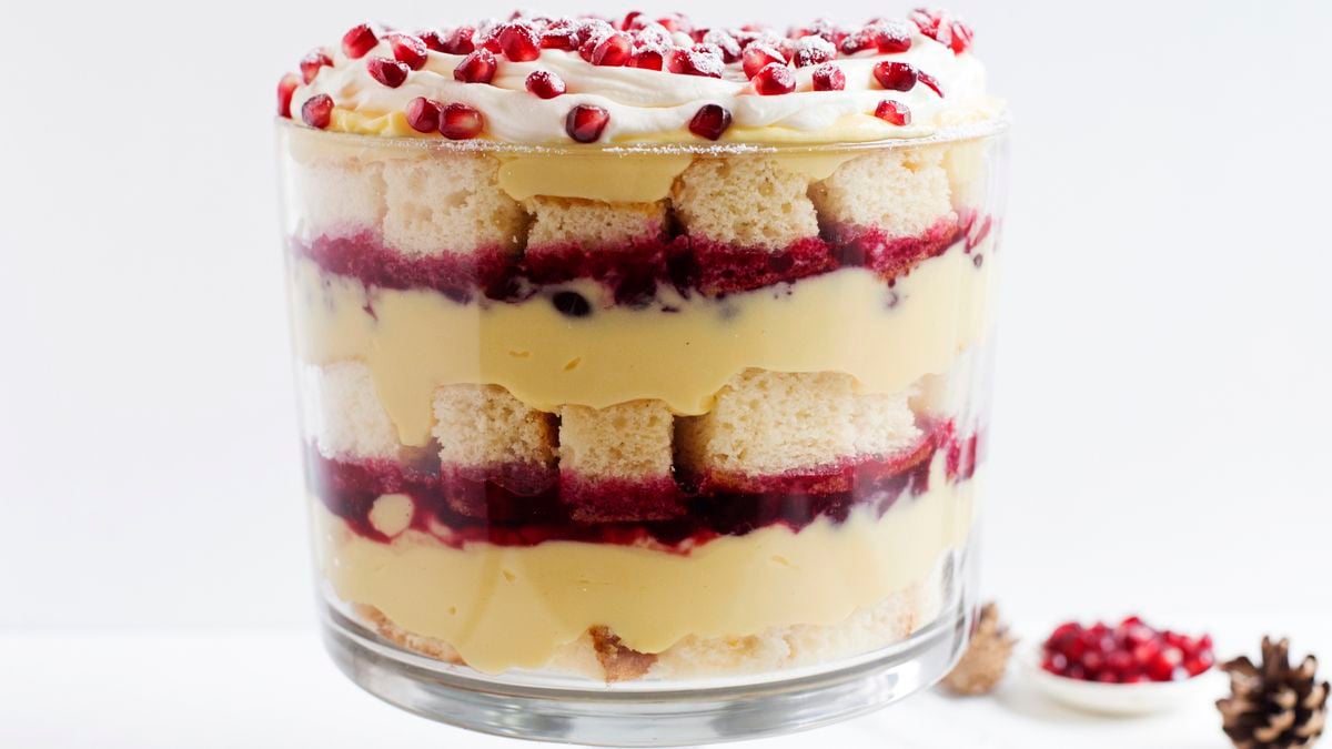 My cake got completely stuck in my new snowflake pan, so I turned it into a  trifle! : r/Baking