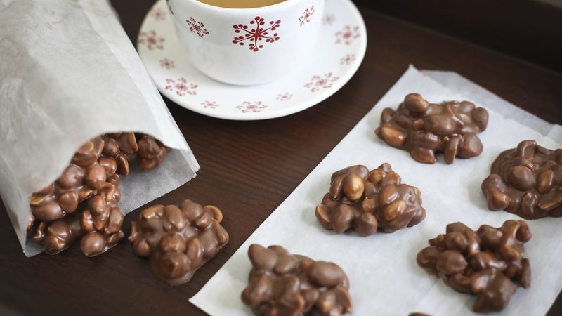 Slow-Cooker Choco-Peanut Clusters