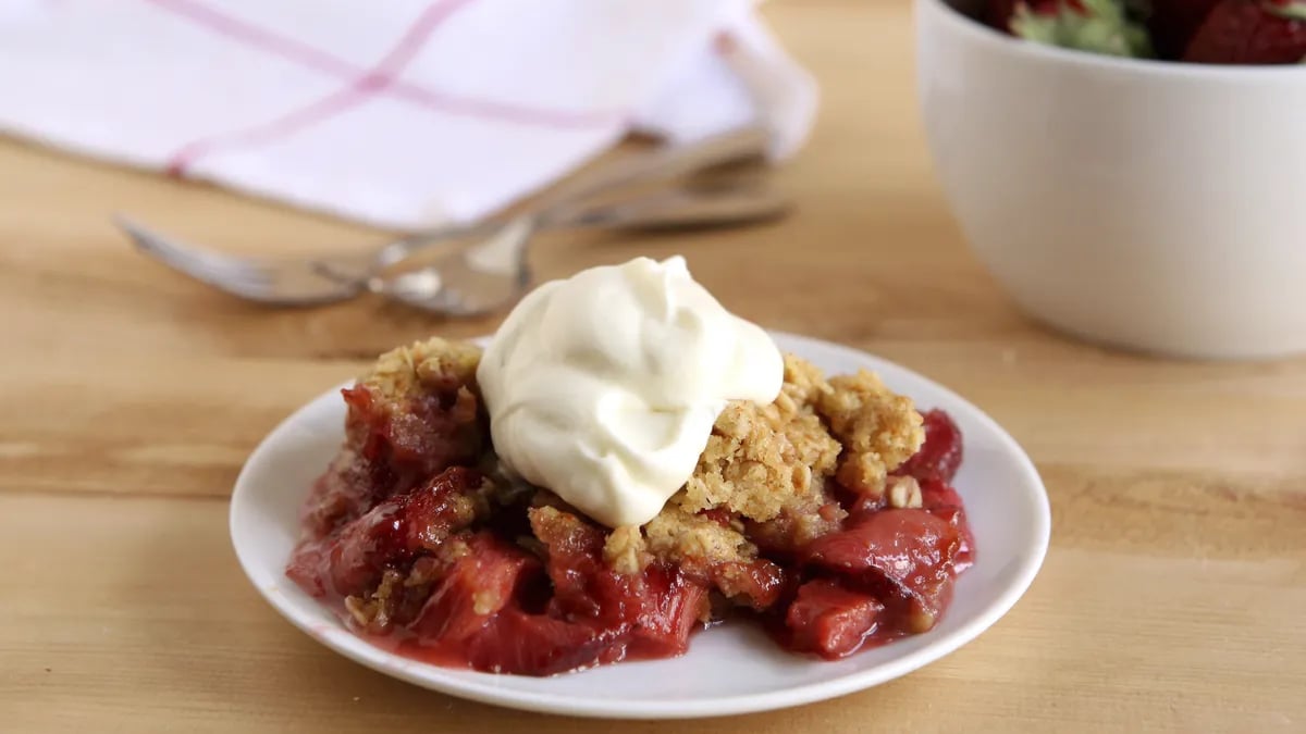 Slow-Cooker Strawberry-Rhubarb Crisp