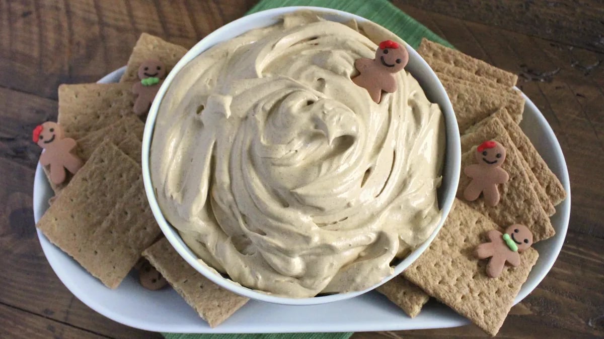 Creamy Gingerbread Cheesecake Dip