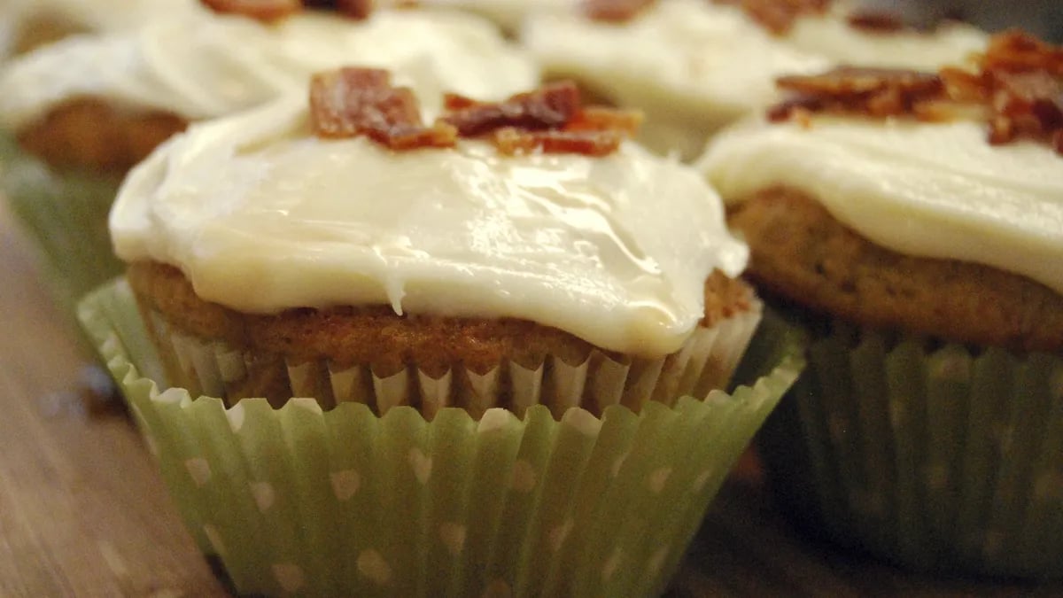 Elvis-Has-Died-and-Gone-to-Heaven Cupcakes