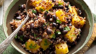 Bol – Ensalada de quinoa con mango, brotes tiernos y fresas (5/6