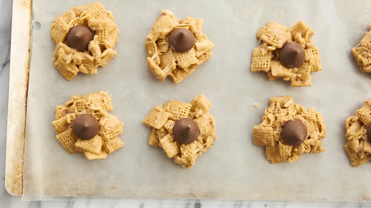 No-Bake Peanut Butter Kiss Cookies