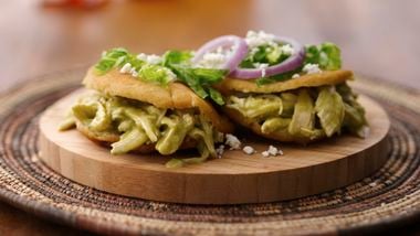 Cómo hacer 'Arepas venezolanas' rellenas de pollo de forma fácil y