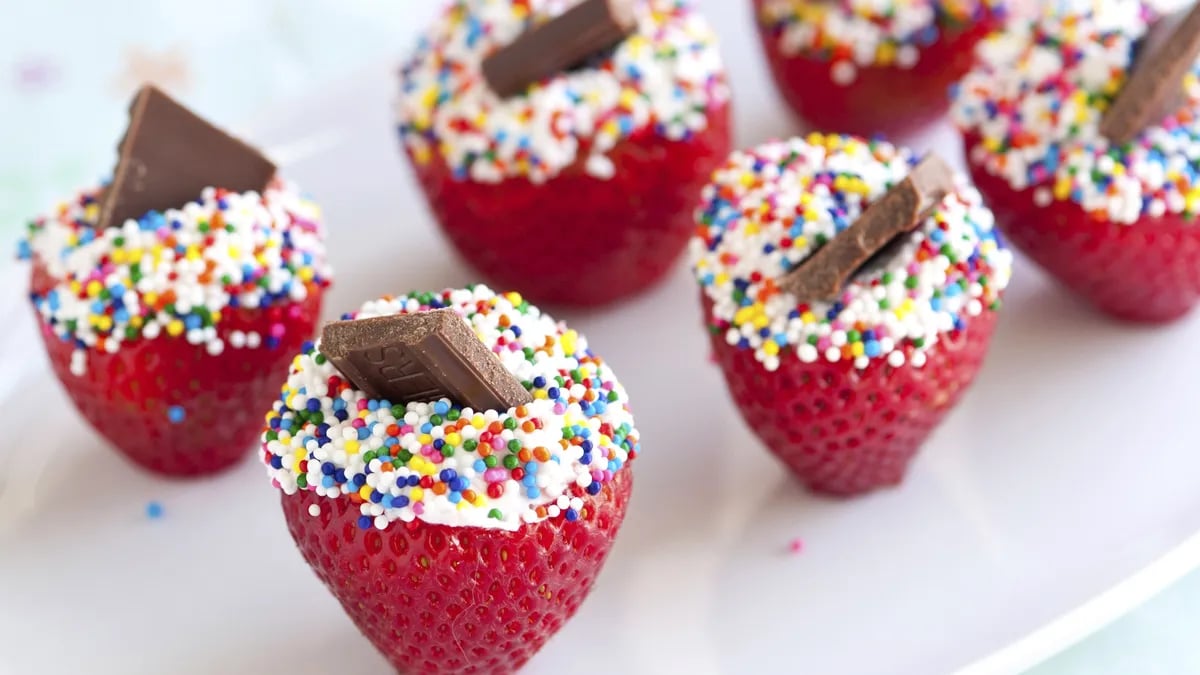 Frosting-Stuffed Strawberries