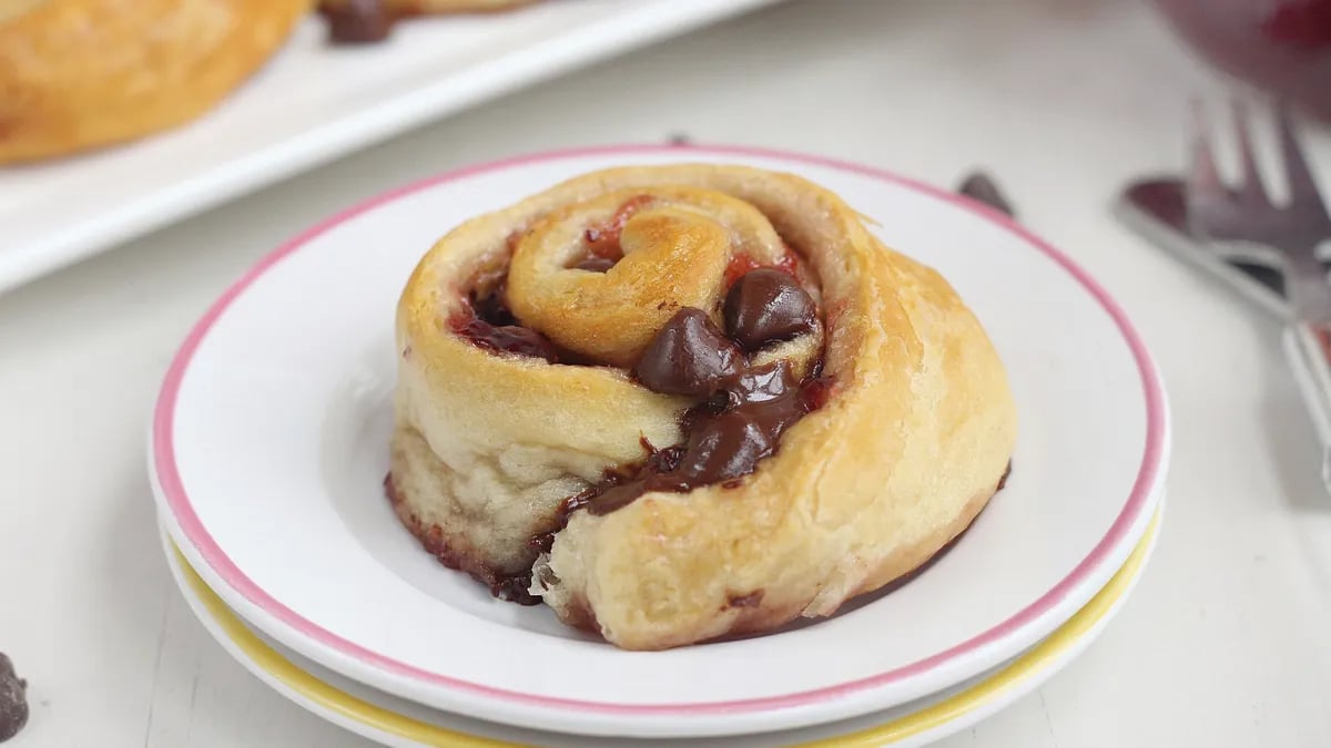 Chocolate-Strawberry Rolls