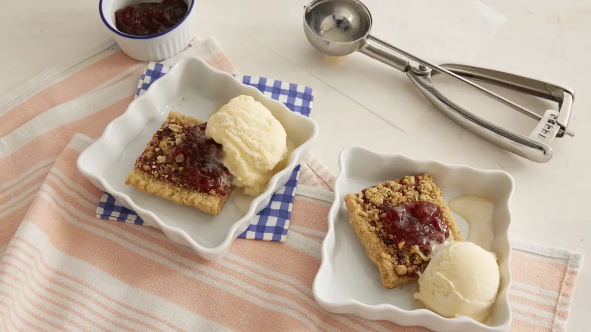 Strawberry Rhubarb Streusel Bar