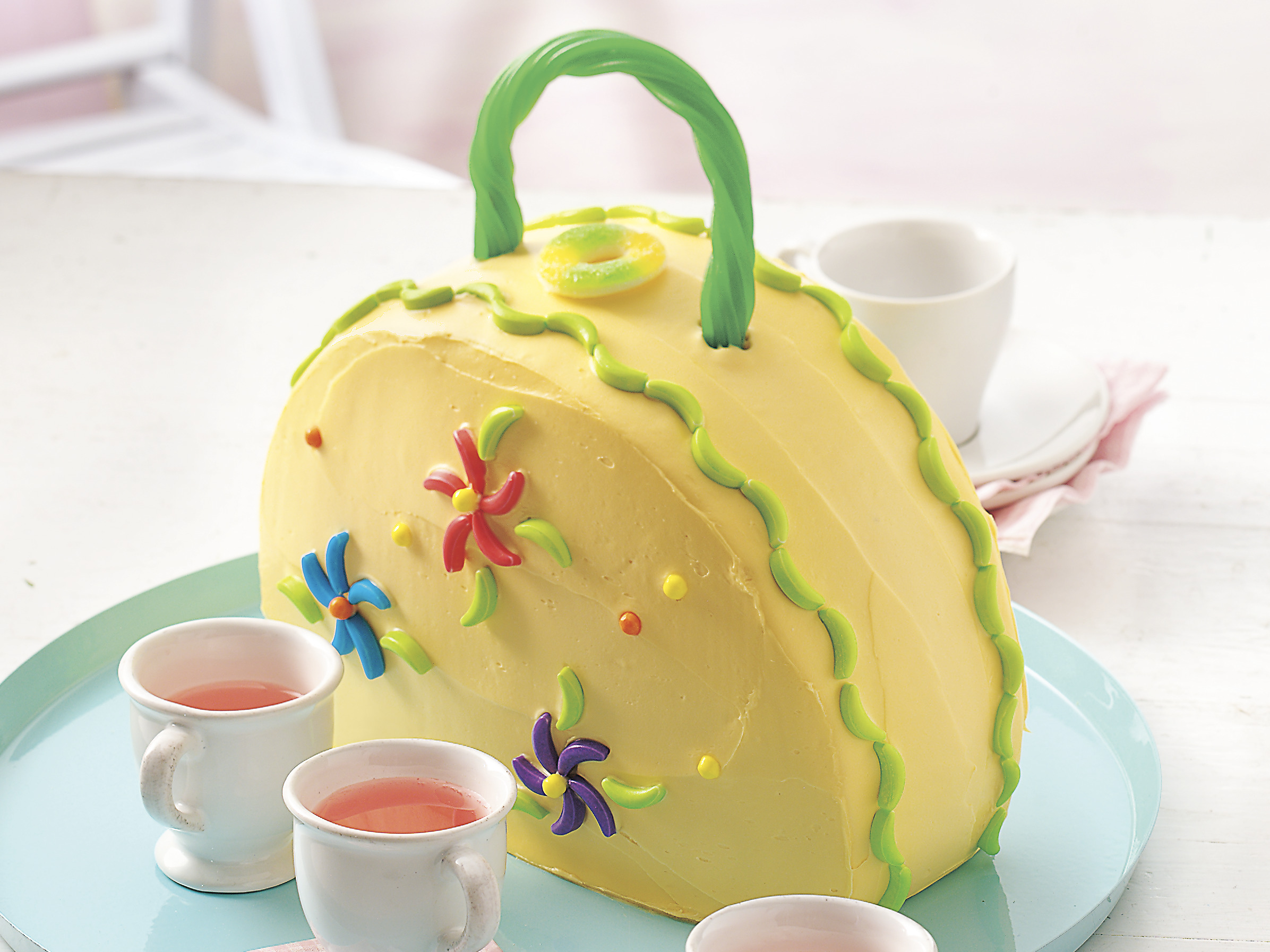 Birthday Cake With Handbag Decoration Stock Photo - Download Image Now -  Cake, Purse, Adult - iStock