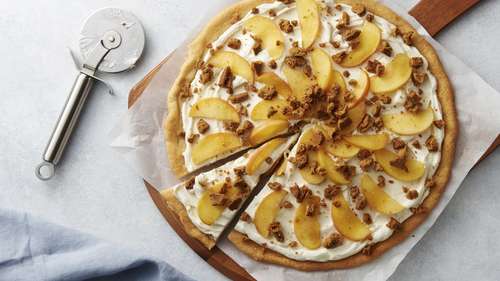Apple-Gingersnap Crumble Cookie Pizza