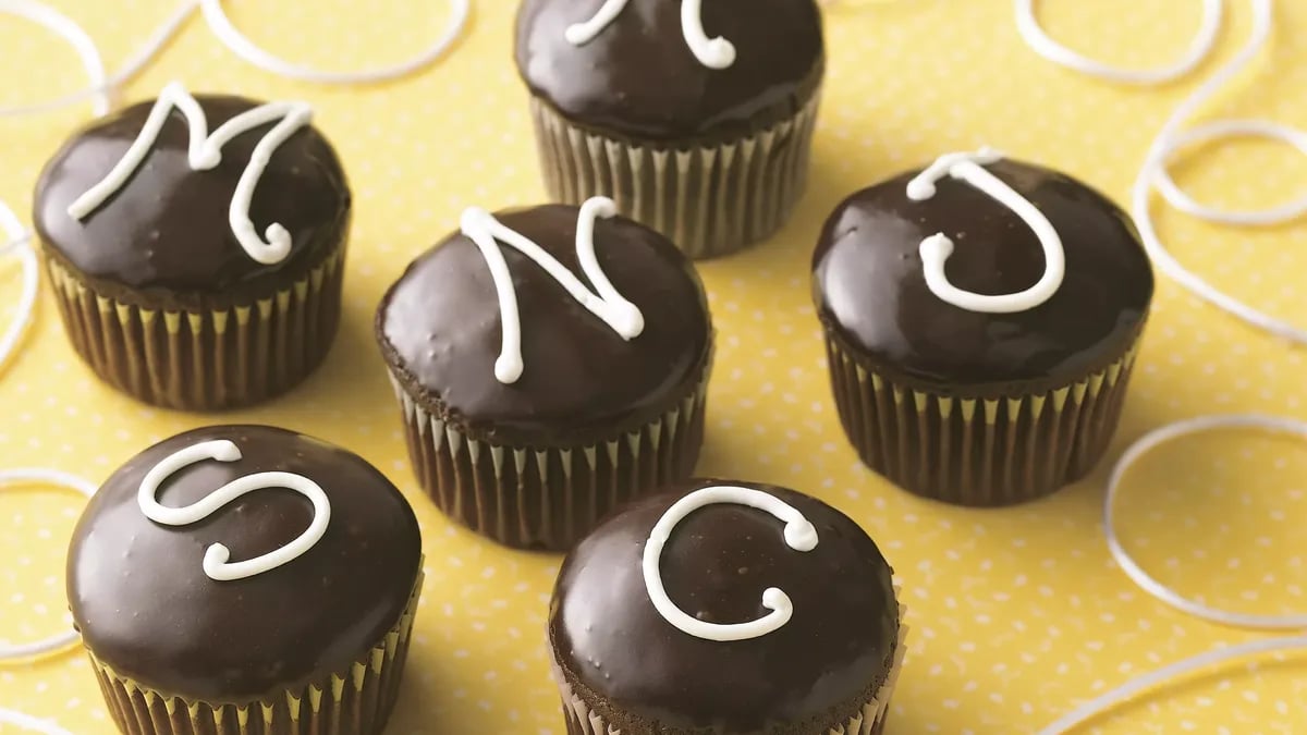 Monogrammed Cream-Filled Cupcakes