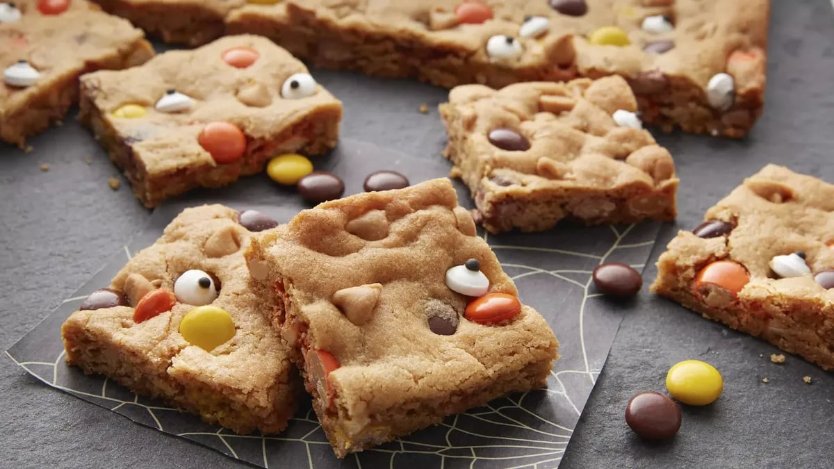 REESE'S™ Pieces™ Halloween Cookie Bars