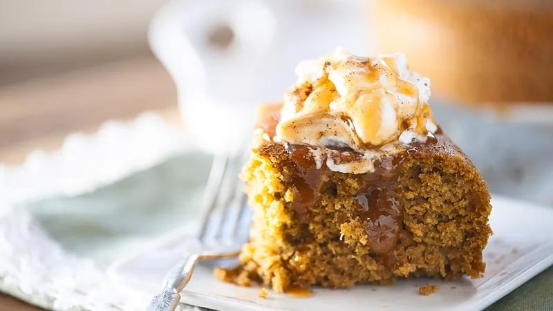 Slow-Cooker Pumpkin Cake with Caramel Sauce