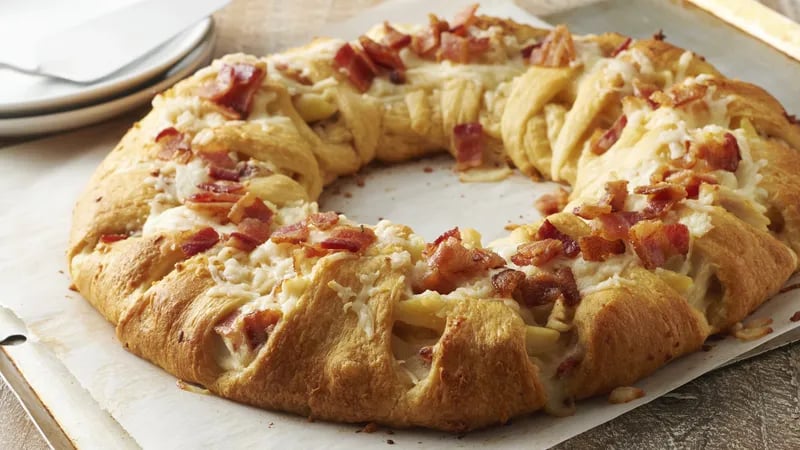 Chicken-Bacon Alfredo-Stuffed Crescent Ring