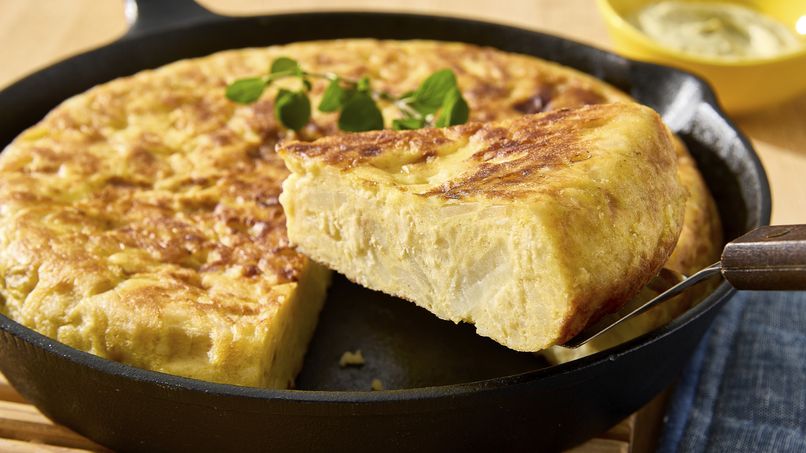 La tortilla española es de las comidas y tapas más emblemáticas de España.