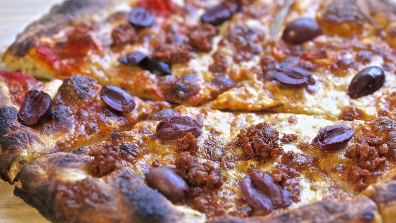 Pizza de Chorizo y Aceitunas Negras