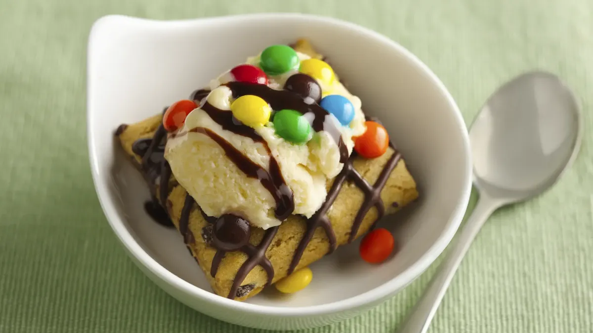 Frozen Yogurt Cookie Sundae