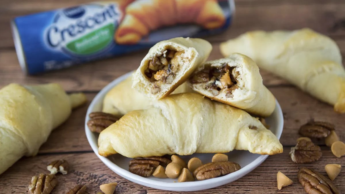 Butterscotch-Pecan Pie Crescent Rolls