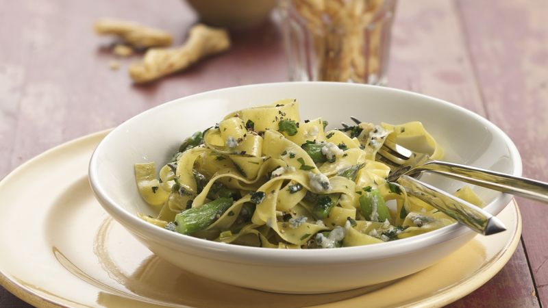 Tagliatelle Pasta with Asparagus and Gorgonzola Sauce