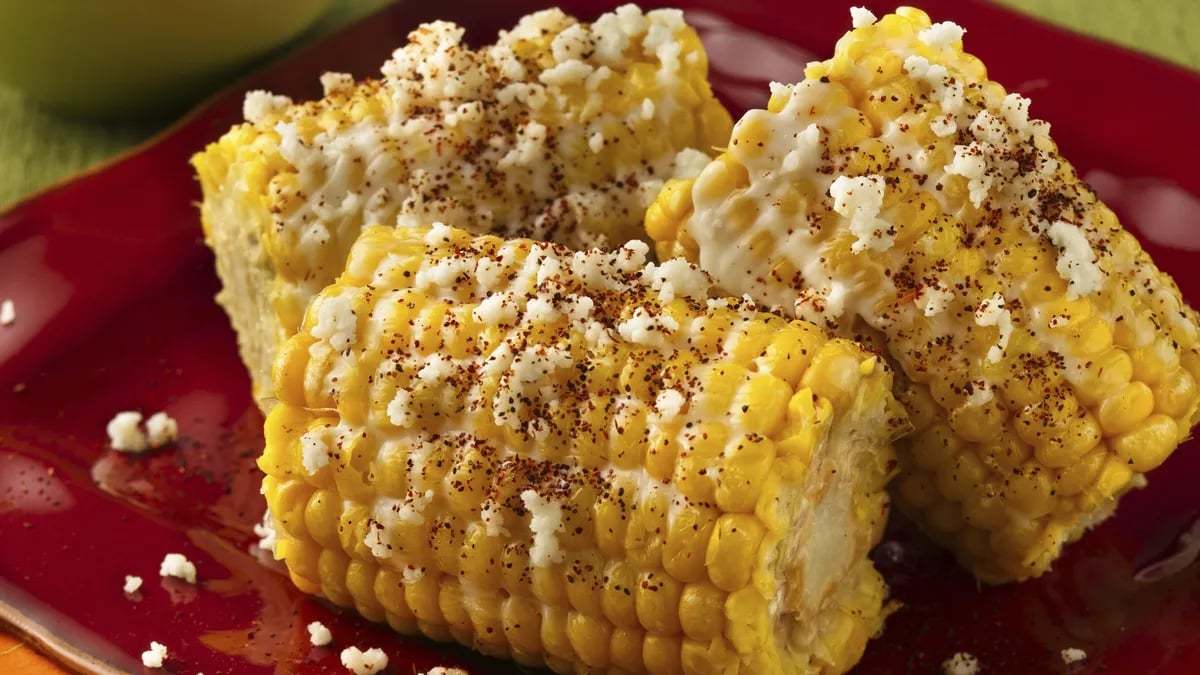 Elotes con Mayonesa, Queso y Chile 