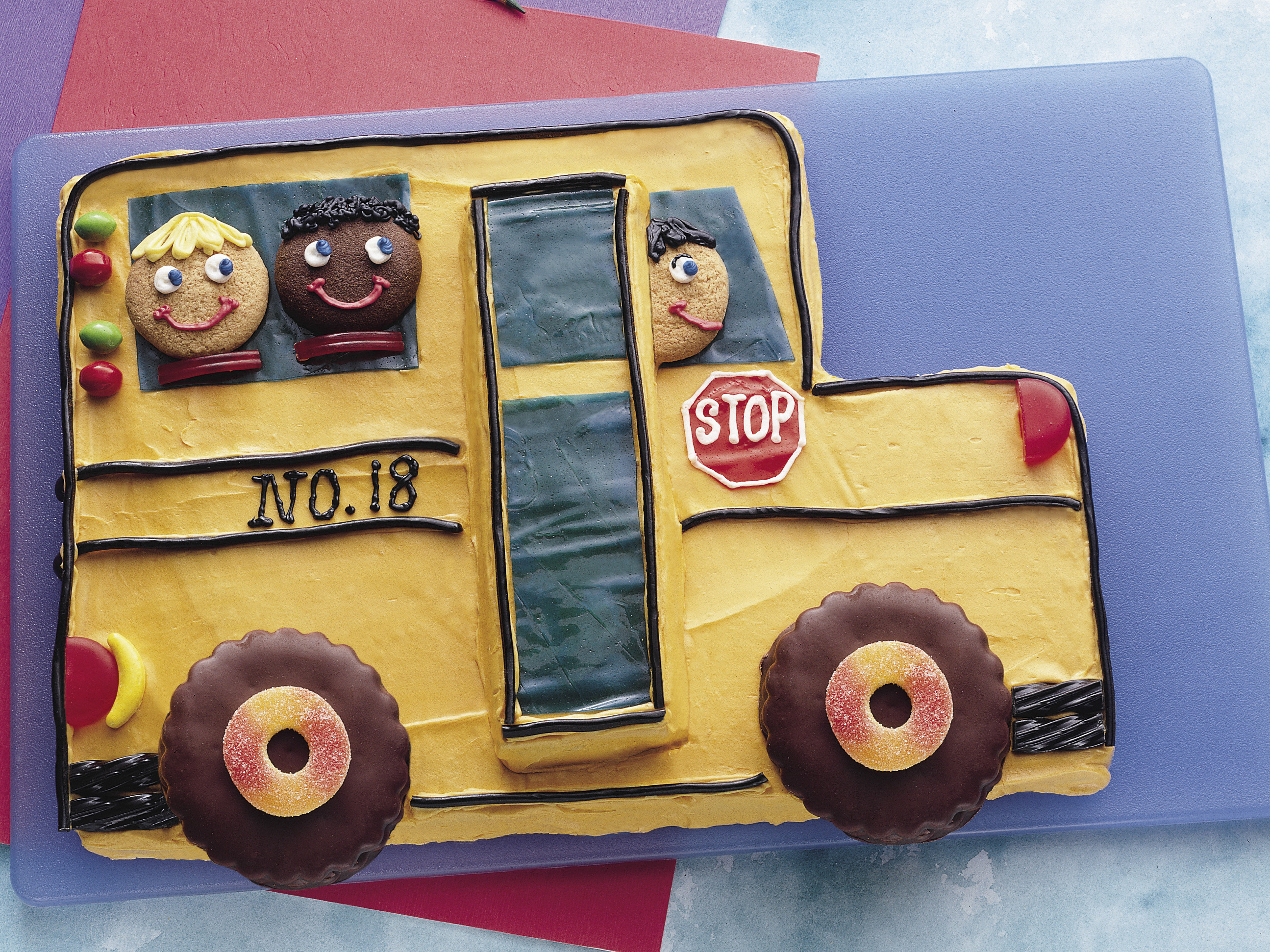 Double decker bus cake | Bus cake, Blue bus, Cake creations