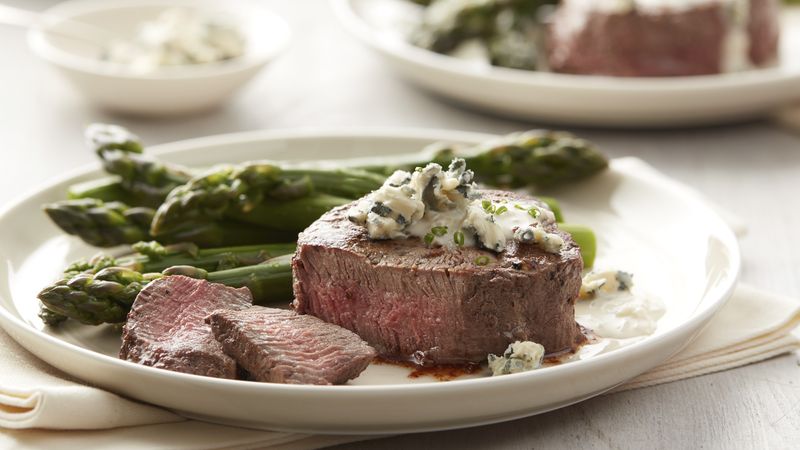 Filet Mignon with Creamy Blue Cheese Sauce (Cooking for 2) Filet Mignon with Creamy Blue Cheese Sauce (Cooking for 2)