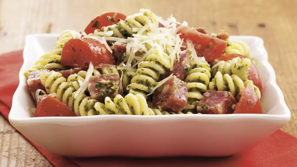 Salami-Pesto Fusilli