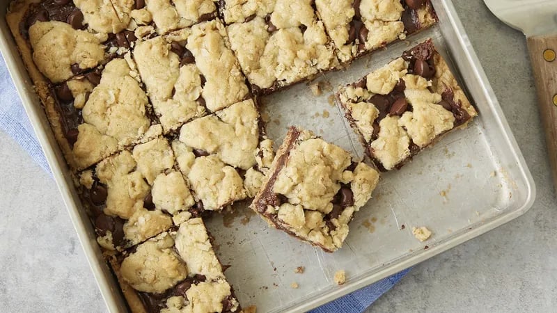 5-Ingredient Fudge Crumble Bars