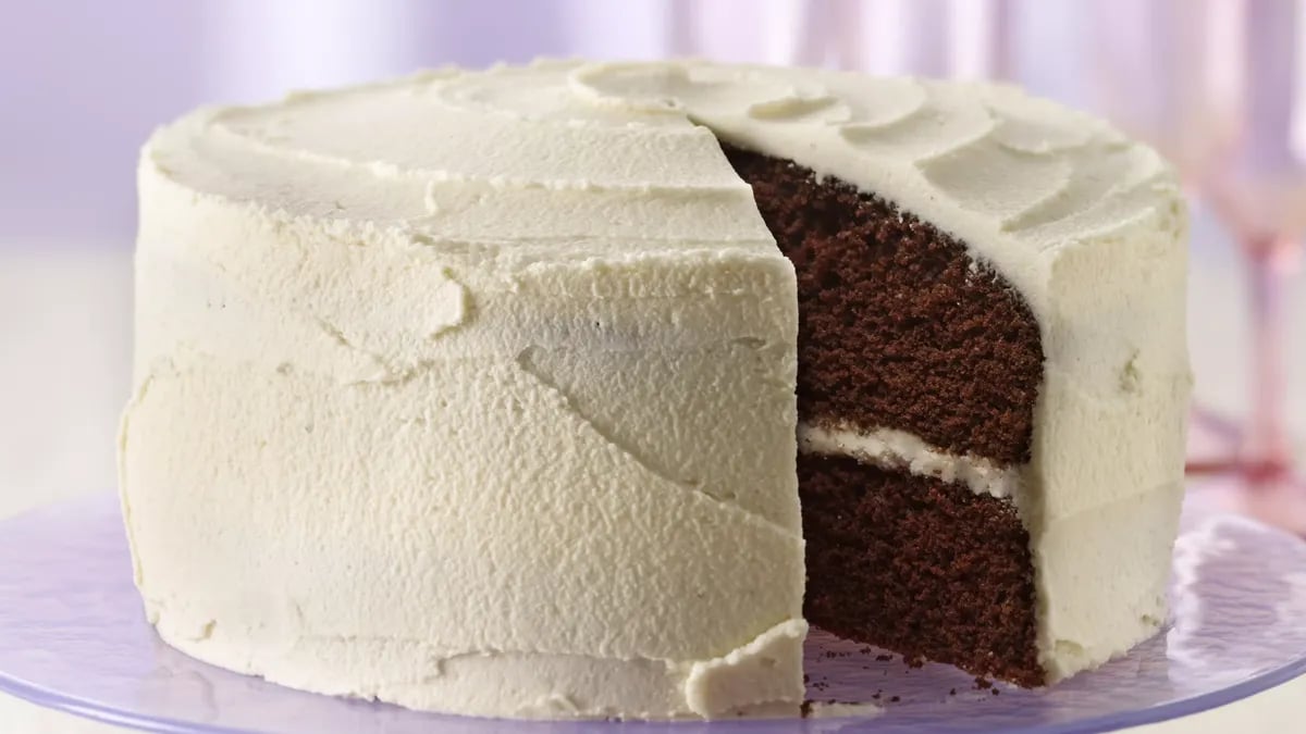 Delicious Chocolate Cake with White Frosting