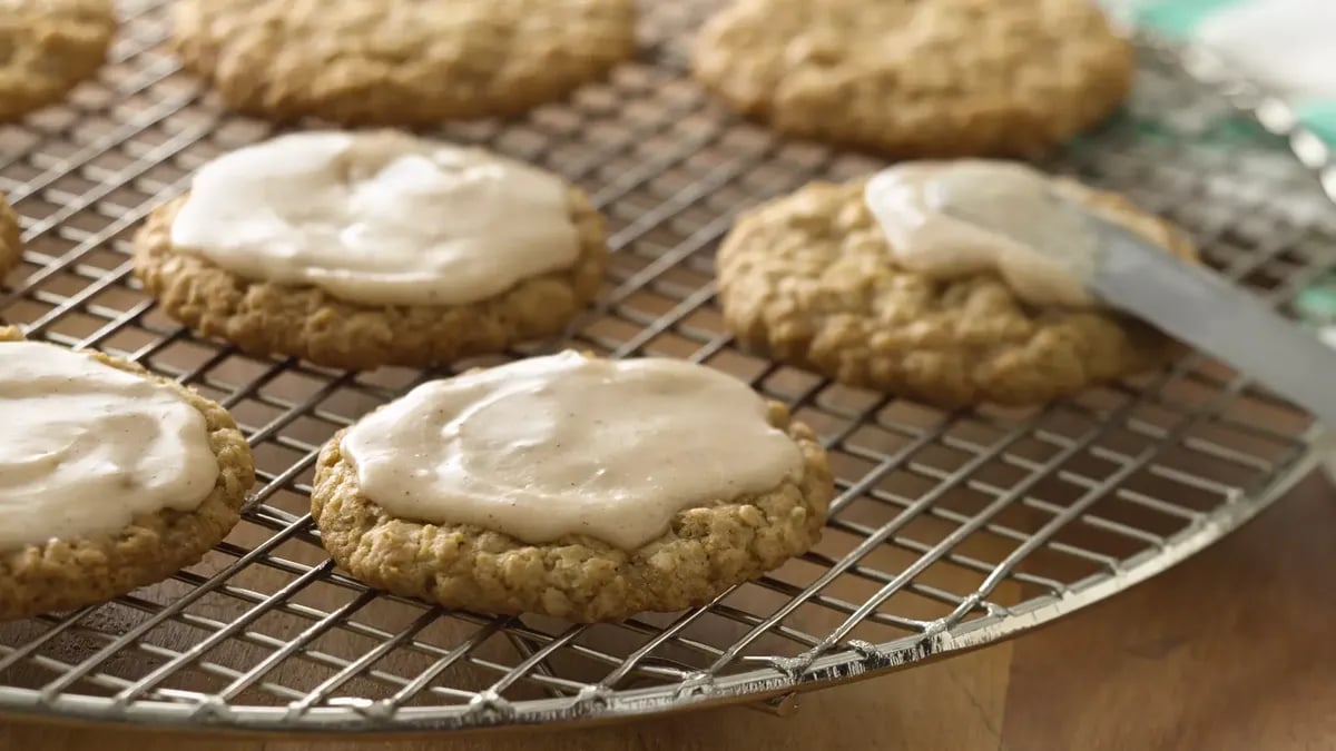 Iced Oatmeal-Cardamom Cookies 