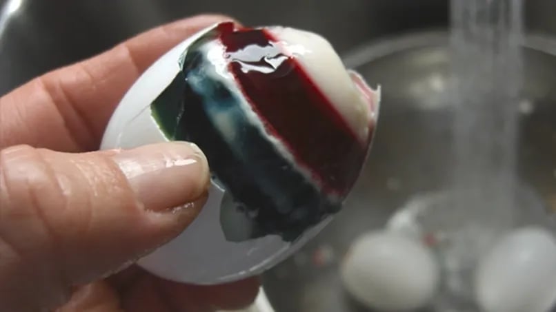 How to Make Multicolored Gelatin Eggs for Easter