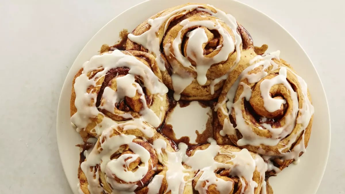 Caramel Apple Cinnamon Roll Party Ring