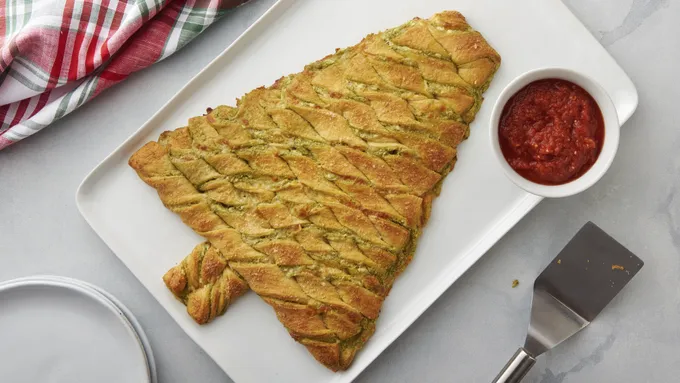 Cheesy Pesto Crescent Christmas Tree	