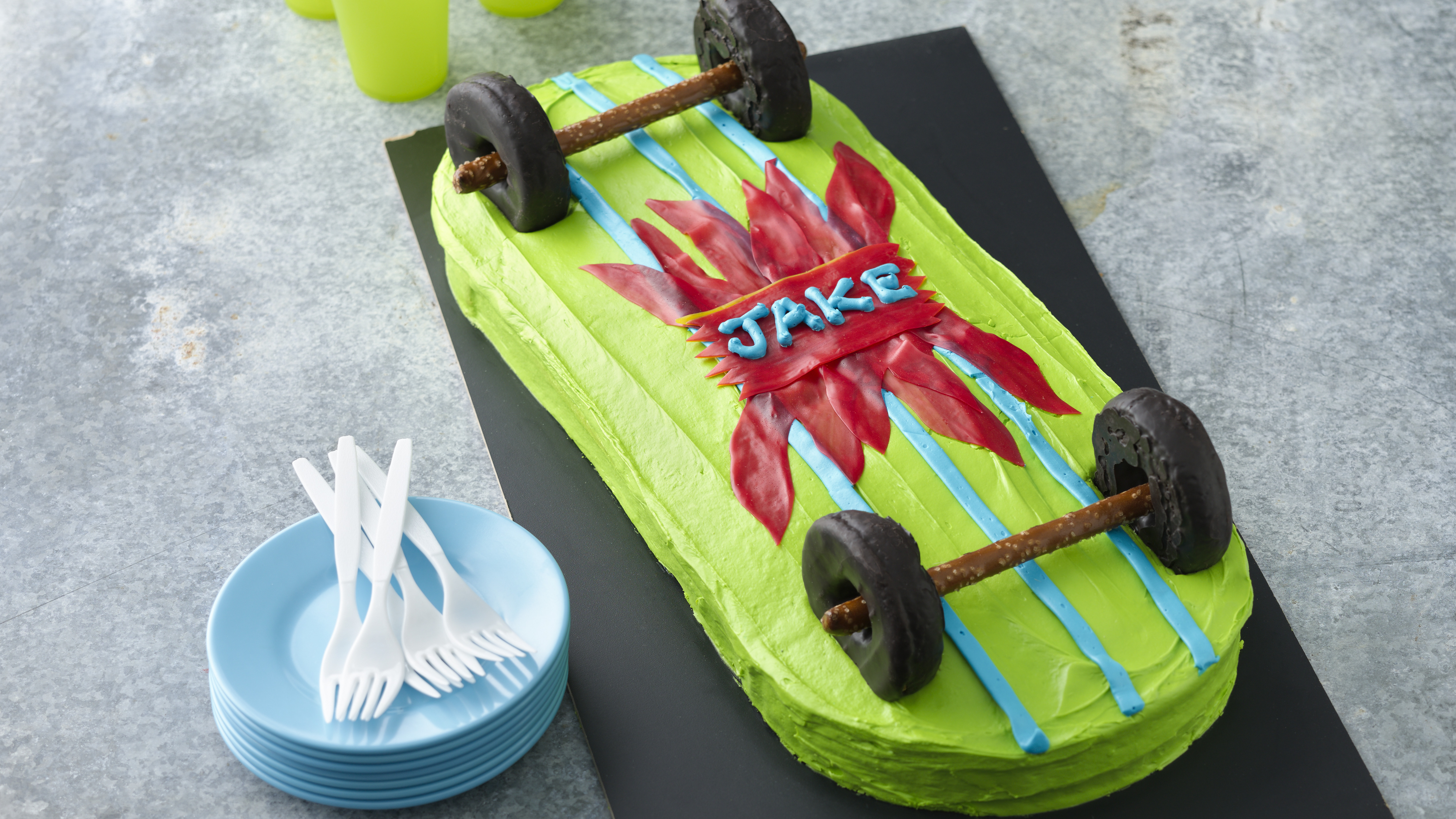 Skateboarding cake with graffiti. Girl on skateboard 18th birthday cake |  Skateboard birthday, Skateboard birthday party, 18th birthday cake