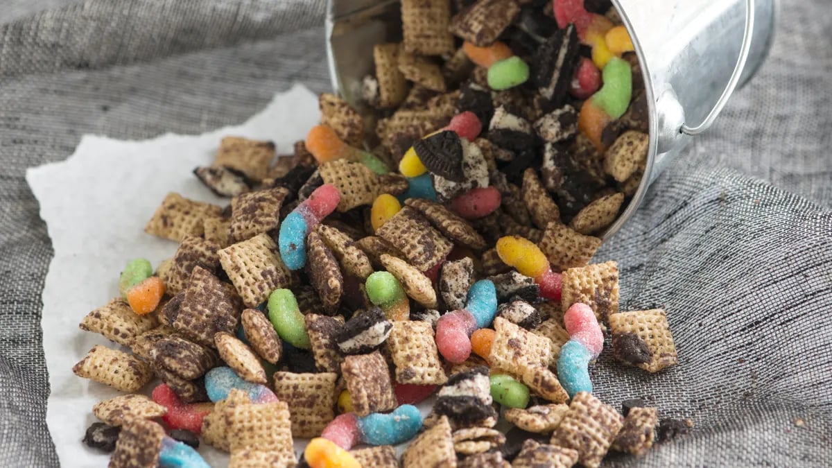 Dirt and Worms Chex Mix