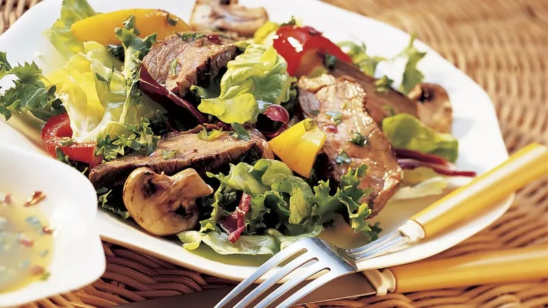 Grilled Garlic Steak Salad