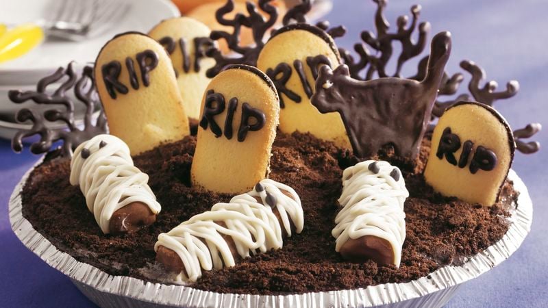 Halloween Graveyard Cake - The Baking Explorer