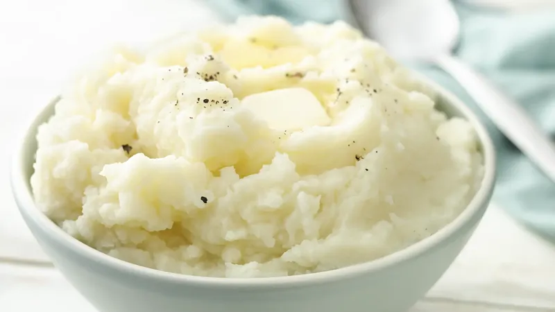 Mashed potato lembut dengan sentuhan mentega dan susu, sempurna untuk melengkapi hidangan utama