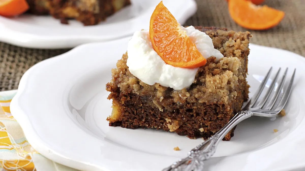 Gingerbread-Apple Streusel Coffee Cake