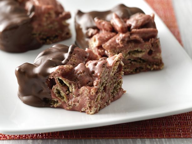 Gluten-Free Chocolate Dipped Strawberry Chex™ Bars