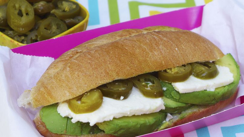 Torta Mexicana de Aguacate, Jalapeño y Queso