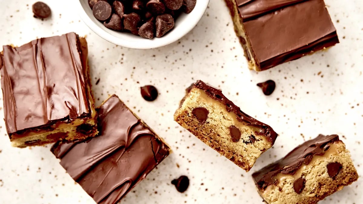 Peanut Butter Caramel Chocolate Chip Cookie Bars