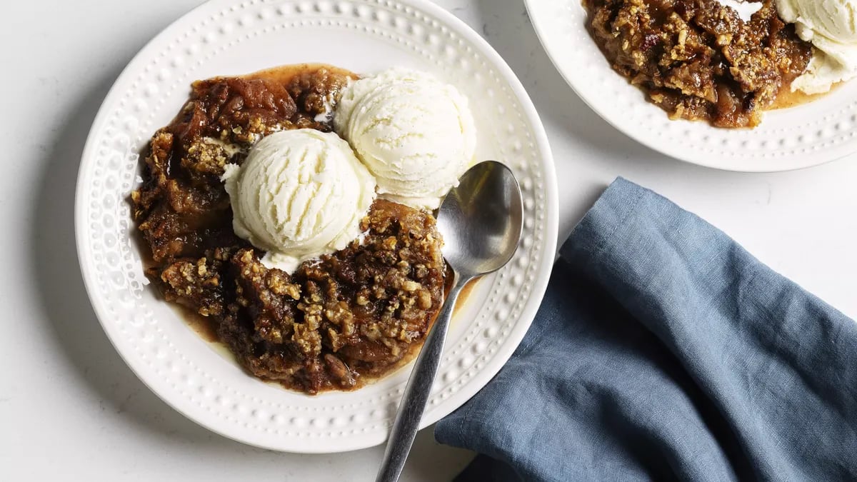 Slow-Cooker Praline Apple Crisp