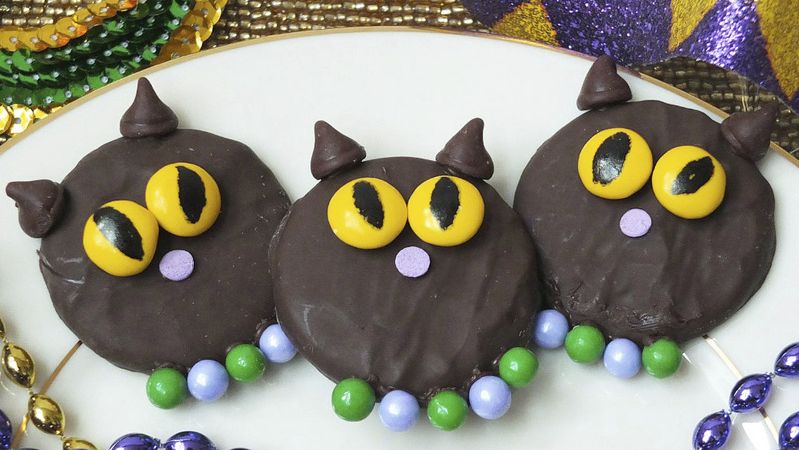 Mardi Gras Cat Cookies