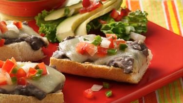 Molletes con frijoles refritos y pico de gallo Receta de Jessi Jane- Cookpad