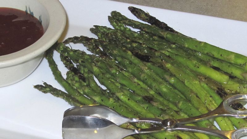Grilled Asparagus with Sweet and Spicy Dip 