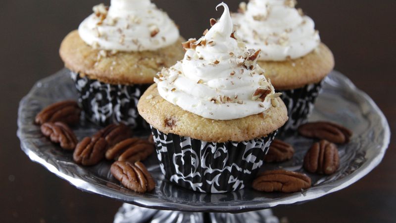 Cinnamon Roll Cupcakes with Cream Cheese Frosting and Pecans