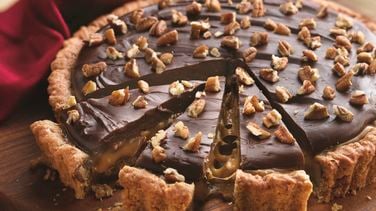 Tarta de nueces y caramelo con base de chocolate