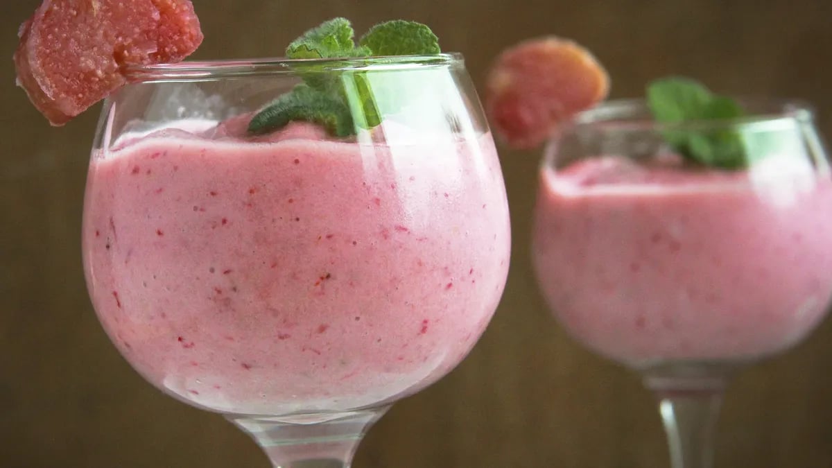 Creamy Strawberry Rhubarb Smoothies